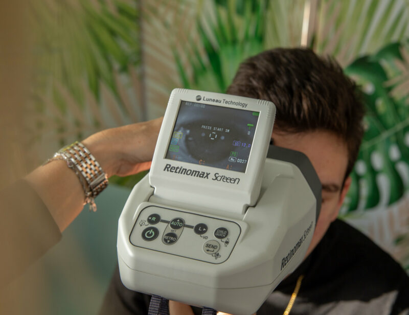 Une Ouïe Claire : Découvrez les Aides Auditives chez Votre Opticienne de Confiance
