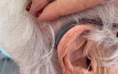 Une Ouïe Claire : Découvrez les amplificateurs d’écoute chez votre opticienne de confiance
