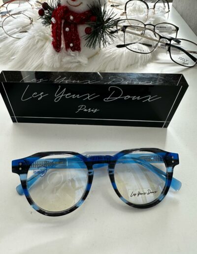 Des montures de qualités, tendances et économiques avec la marque les yeux doux a retrouver chez votre opticienne à la crau