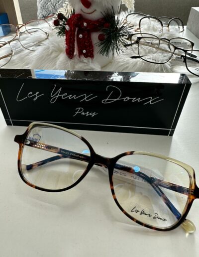 Retrouvez la marque de montures les yeux doux chez votre opticienne à la crau