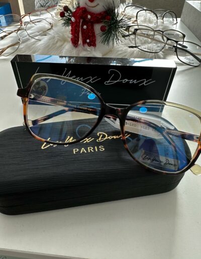 La marque de montures les yeux doux est désormais distribuée par Christel votre opticienne Optic Synergy